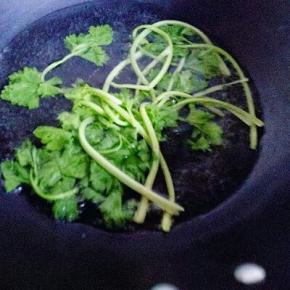 芹菜焯水，水开后滴几滴油，再放入芹菜，1分钟后捞出，过冷水，切段备用。