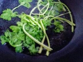 芹菜焯水，水开后滴几滴油，再放入芹菜，1分钟后捞出，过冷水，切段备用。