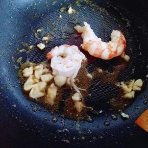 阿根廷红虾去皮，锅中加入油，加入蒜末炒香，把虾加入。加少量料酒和生抽2分钟，铲出备用。