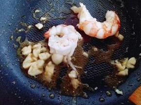 阿根廷红虾去皮，锅中加入油，加入蒜末炒香，把虾加入。加少量料酒和生抽2分钟，铲出备用。
