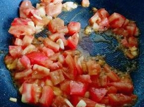 锅中加入适量油，油温7成时加入切好的番茄煸炒。