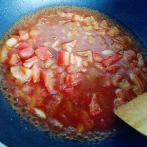 加入番茄酱，少量水，烧开。