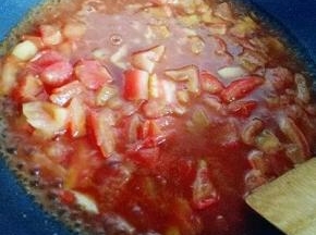 加入番茄酱，少量水，烧开。