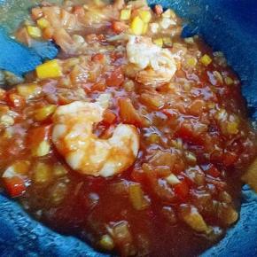 番茄浓稠时调味，把煎好的虾，和切好的芹菜放进去炒30秒关火。调味出锅。