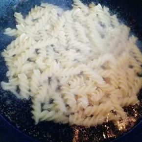 煮意面，水烧开倒入意面，水开后煮3分钟捞出，过冷水。可以尝尝意面是否有硬芯。(泡过的意面比较好煮)