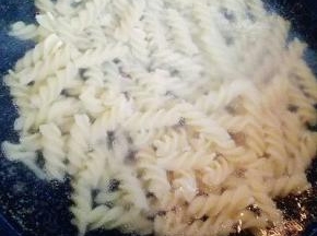 煮意面，水烧开倒入意面，水开后煮3分钟捞出，过冷水。可以尝尝意面是否有硬芯。(泡过的意面比较好煮)