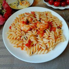 把做好酱料淋在意面上，拌均匀即可开吃啦！