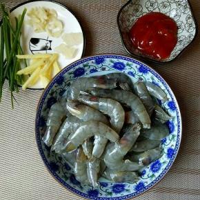 剪好的虾洗干净，葱姜蒜切碎。