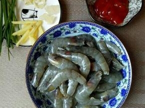 剪好的虾洗干净，葱姜蒜切碎。
