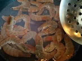 锅中加入清水，加入虾。大火煮一分钟即可，捞出立即过冷水，淋干水份。