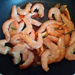 放入葱姜蒜煸炒，加入虾，盐，料酒。