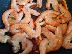 放入葱姜蒜煸炒，加入虾，盐，料酒。