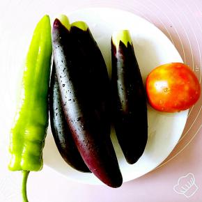 首先准备好主料中的各种蔬菜。