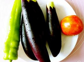 首先准备好主料中的各种蔬菜。
