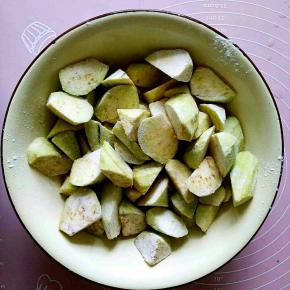 茄子切成滚刀块放在容器中，撒入适量面粉，使每一个茄子块都均匀的裹上一层面粉。