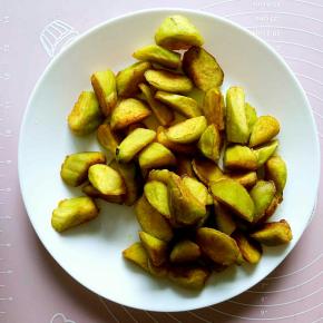 锅中倒油，在油温大约五成热的时候放入茄子块进行初炸，观察到油温降低的时候捞出，待油温再次升高的时候再把茄子块倒进去复炸，直到呈现金黄色并全部漂在油面上的时候就炸好了。捞出备用。