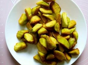 锅中倒油，在油温大约五成热的时候放入茄子块进行初炸，观察到油温降低的时候捞出，待油温再次升高的时候再把茄子块倒进去复炸，直到呈现金黄色并全部漂在油面上的时候就炸好了。捞出备用。