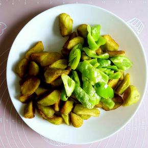 炸过的茄子块和青椒块一起装盘备用。