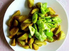 炸过的茄子块和青椒块一起装盘备用。