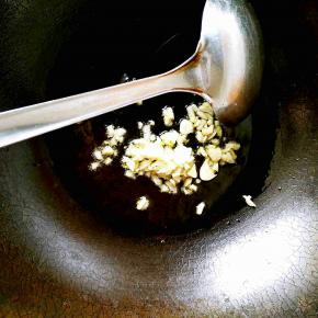 重新起锅，倒入蒜末爆香。