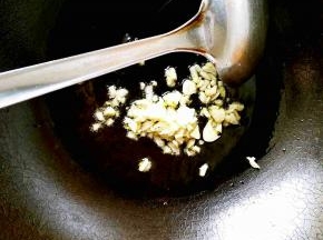 重新起锅，倒入蒜末爆香。