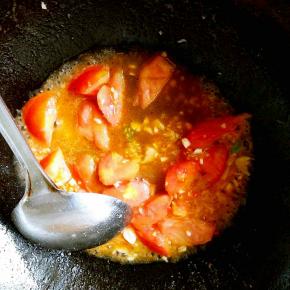 倒入西红柿翻炒，加入适量的盐，这时候西红柿会化成红汤，如果觉得不够多可以加入少许的热水，再加入一点点的酱油调色。