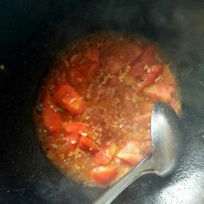 加入水淀粉和味精。