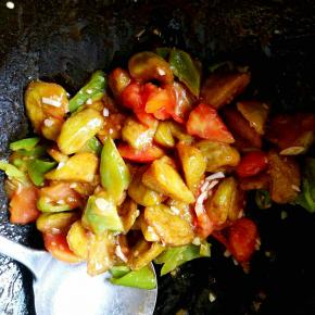 锅中汤汁变得粘稠之后倒入炸好的茄子块和辣椒块，快速翻炒，均匀的沾满汤汁即可。