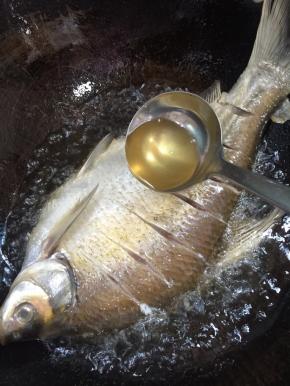 锅烧热倒入适量的油烧至七成热，放入擦干水分的武昌鱼，中小火慢慢的煎，边煎边用勺子把热油浇到鱼身上，这样煎出来的鱼皮就会很完整，不会破皮哦！