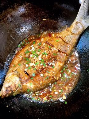 等到汤汁变的浓稠即可加入适量的鸡精和葱花调味，关火出锅了！