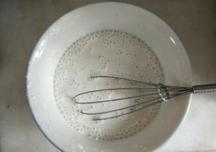 面团冷藏时可以做麻薯。所有麻薯材料除黄油外全部混合搅拌均匀。