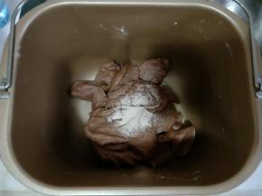 可可面团取出加黄油和酵母，启动揉面程序15分钟。