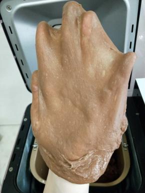 取出检查能抻出结实不易破的手套膜即可。