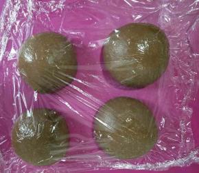 面团分四份，一份约50克，滚圆盖保鲜膜静置15分钟。