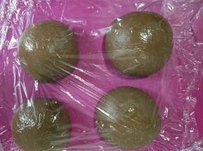 面团分四份，一份约50克，滚圆盖保鲜膜静置15分钟。