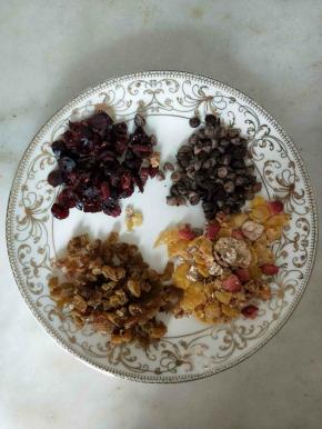 准备好馅料。蔓越莓和葡萄干切小块。