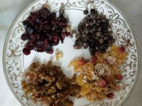 准备好馅料。蔓越莓和葡萄干切小块。