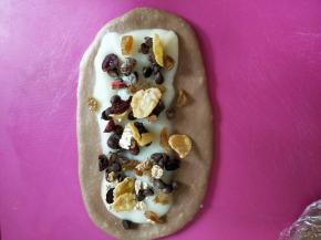 取一份面团，从中间往上、下擀开，擀成舌型，中间放入一份麻薯铺平，再放入馅料。，从上往下卷起来，底部和两头捏紧。不然会爆开。