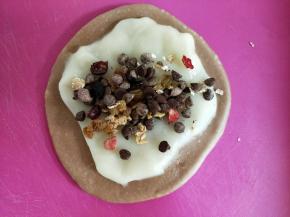 三角形的欧包要先将面团擀成圆形，再放入麻薯和馅料。