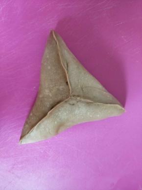 如图包好，三条边捏紧收口朝下放入烤盘。
