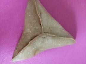 如图包好，三条边捏紧收口朝下放入烤盘。
