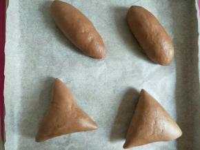 整好形后送入烤箱发酵，旁边放盆40度左右的热水，发至2倍大。