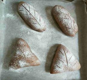 烤箱预热170度十分钟，面包表面筛上少许高粉，用刀片割出花纹，烤20分钟即可出炉。