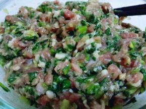 肉馅，肉糜，青菜，盐，糖，十三香，油，鸡蛋，葱姜蒜切碎，拌均匀。