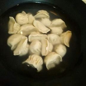 锅中加入水烧开，下水饺煮熟。