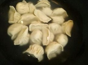 锅中加入水烧开，下水饺煮熟。
