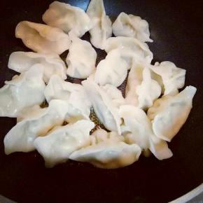 锅中加入油，摆放好煮熟的水饺，中火煎。