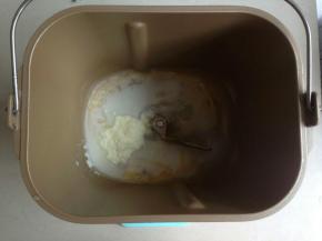 面包桶里加入水、蛋液、糖、盐、奶粉