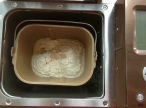 加入面粉，在面粉顶端加入酵母。将面包桶放入到东菱1352AE-3C面包机内