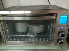 将面包坯放入东菱K30A烤箱内，选择发酵档35度，发酵时间约40-50分钟。（烤箱内置一碗热水，使烤箱内达到一定的湿度。）